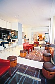 Lobby des Hotels "The James" in Chicago, weiß und braun, Bartheke
