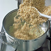 Reis, Naturreis in Kochtopf m. Zwiebeln, Butter geben, Step 4