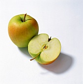 Food, Äpfel "Golden Delicious" ganz und halbiert, grün