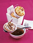 Muffins, Mini-Panettone und Birnen-Gewürz-Muffin mit Tee