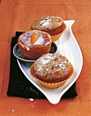 Muffins, Möhren-Muffins und Nuss-Bananen-Muffins auf Teller