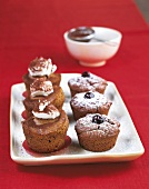 Muffins, Kirsch-Muffins und Cappuccino-Muffins auf Teller