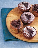 Muffins, Choco-Chip-Muffins und Schoko-Mint-Muffins auf Holzbrett