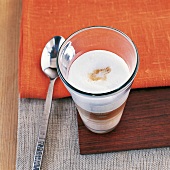 Muffins, Latte Macchiatto im Glas, Serviette orange