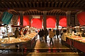 Venedig: Markt an der Rialtobrücke, überdacht, div. Marktstände