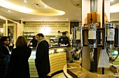 Venedig: Café "Caffè del Doge", Theke, modern, Besucher unscharf