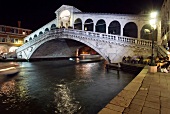 Rialtobrücke in Venedig, nachts, beleuchtet, Arkaden, Wasser