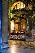 "Caffè Florian" am Markusplatz in Venedig, Fenster, Abend, Säulen