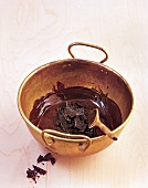 Schokocreme, in Messingschüssel wird Schokolade geschmolzen