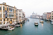 Venedig: Blick von der Accademia- Brücke auf Canal Grande, Paläste