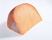 Buch vom Käse, Stück Käse, rot orange gefärbt, "Mimolette"