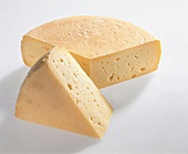 Buch vom Käse, 2 Stück Käse, Rundlochung, Irland, "Crimlin"