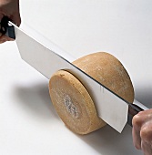 Buch vom Käse, Scheibe m. Messer vom Käse abschneiden, Step 1