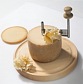 Buch vom Käse, Käse mit der Girolle schneiden, Step 3