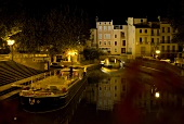 Canal de la Robine in Narbonne, Schiff, Brücke, Häuser, Treppe
