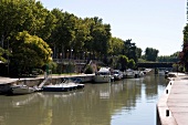 Canal de la Robine in Narbonne, Schiffe am Anleger, Bäume am Ufer
