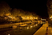 Canal de la Robine in Narbonne, Schiffe am Anleger, Bäume, Nacht