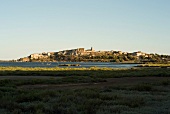 Landschaft in Frankreich, Schatten, Wasser, Stadt in der Ferne, Sonne