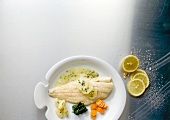 Fisch,  Merlanfilet nach Müllerin-Art, Gemüse