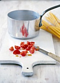 1 Nudel-50 Saucen, Tomaten werd en für eine Nudelsauce geschnitten