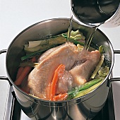 Buch vom Geflügel, Huhn pochie -ren, Step 5, Wasser zugießen