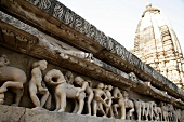 Indien, In Stein gehauene Figuren am Lakshama Tempel