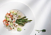 Fisch,  Salat von gedämpften Filets m. grünem Spargel