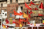 Indien, Bunte Flaggen am Ganges zwis chen Ahilyabai Ghat und Prayag Ghat