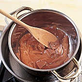 Schokocreme, In einem Wasserbad wird Schokolade geschmolzen