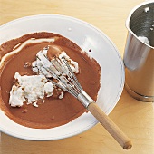 Schokocreme, Unterheben von Sahn e und Eischnee in Schokoladenmasse