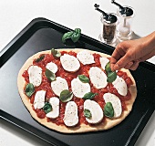 Buch vom Käse, Pizza, Mozzarel la, Tomaten, Basilikum, Step 3
