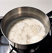 Buch vom Käse, Milch, Vanille im Kochtopf aufkochen, Step 1