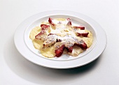 Buch vom Käse, Topfengratin über Erdbeeren, Mandeln, Puderzucker