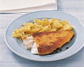 Fisch - Panierte Rotbarschfilets mit Kartoffelsalat auf Teller