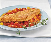 Fisch - Knusprige Polenta- Schollenfilets mit Salat auf Teller