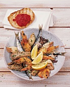 Fisch - Gegrillte Fische und Meeresfrüchte auf Teller