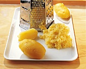 50 heiße Rezepte - Kartoffel-Apf elrollen, Step 1, Kartoffel reiben