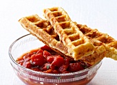 Waffeln, Käsewaffeln mit Tomatendip in Schälchen