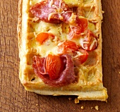 Waffeln, Pizzawaffeln mit Salami und Kirschtomaten