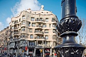 Weißes Haus, Rundungen, Balkone, Straßenecke, "La Pedrera"