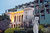 Blick auf Hotel "AC Miramar", Garten , Statue, Beleuchtung, Barcelona