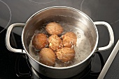 6 Eier werden im Topf mit Wasser gekocht, Step