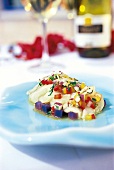 Jakobsmuschel-Carpaccio mit Salat u. Gemüse, lila Kartoffeln