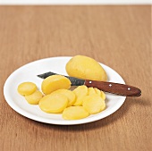 50 Kartoffelrezepte - Geschälte Kartoffeln in Scheiben geschnitten