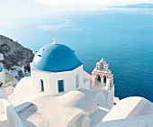 Santorin, Blick auf blau-weiße Kirche, Agios Spiridonas