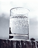 Glas mit Mineralwasser, schwarzweiß, 