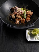 Wok, Schweinefleisch mit Ingwer und Zwiebeln