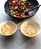 Asia-Suppen, 2 Schalen Nudeln, Gemüse u. Fleisch im Wok
