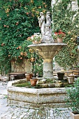 Dorfbrunnen in der Provence 