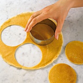 Pfannkuchen, Palatschinken- Töttchen Step 1: Kreise ausstechen